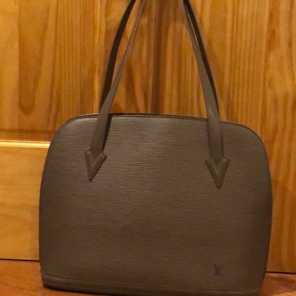 Louis Vuitton bag with back side wear. Beautiful bag and authentic.